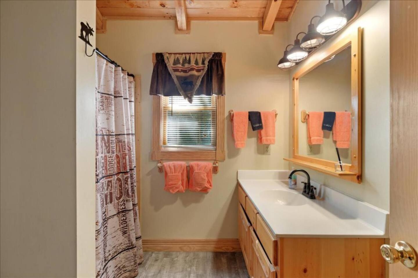 5Br Smoky Cabin Hot Tub, Games, 1 Mi To Parkway Pigeon Forge Luaran gambar