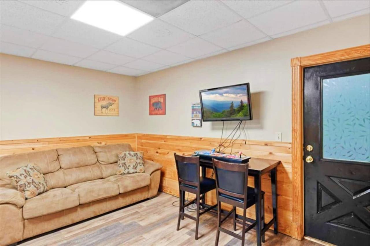 5Br Smoky Cabin Hot Tub, Games, 1 Mi To Parkway Pigeon Forge Luaran gambar